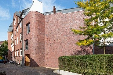 Residential building Hamburg Photo of a wooden house with clinker facade.