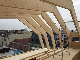 Foto der Montage der Metropolitan School Berlin. Zu erkennen sind viele Holzelemente.