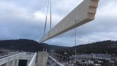 Photo of a BSH beam during assembly. Project: Calw District Office.