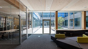Interior photo of the Paul-Klee-Gymnasium in Gersthofen. You can see a timber mullion and transom window façade.