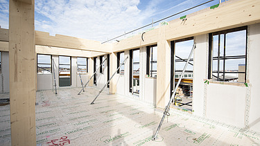 Foto der Holzbaumontage des T3 Büroneubaus von ZÜBLIN Timber in Aichach.