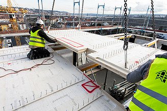 Timber-concrete composite system from ZÜBLIN Timber. Carl Pforzheim high-rise project Photo of the assembly of an HBV element. BV Hochhaus Carl Pforzheim.
