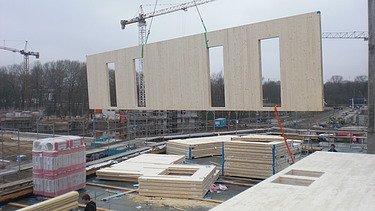 Photo of the assembly of LENO cross-laminated timber elements.