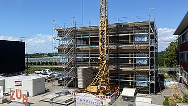 Foto der Montage des Büroneubaus von ZÜBLIN in Langenargen.