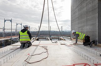 Foto von zwei Handwerkern auf der Holzbaustelle CARL in Pforzheim.