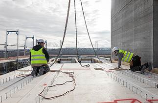 Photo of two craftsmen at the CARL timber construction site in Pforzheim.