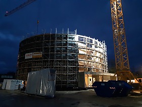 Night shot of the wooden shell of the Globe Theater Coburg.