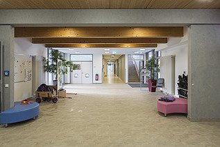 Interior photo of the Campeon Infineon daycare center in Neubiberg. You can see a furnished corridor area.