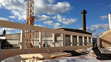 Foto einer Montage von Holzelementen. Aufstockung aus Holz.