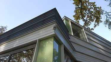 Foto eines modernen Holzhaus. LENO-BSP. Detailbild Eckfassade.