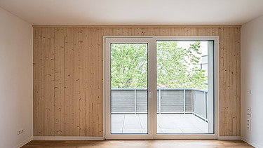 Foto eines Innenraums der Joseph-Stiftung in Bayreuth. Man sieht ein LENO-ADD-Außenwandelement.