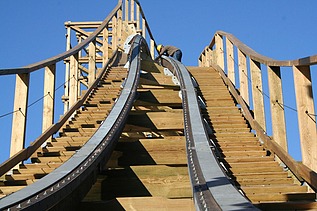 Foto einer Achterbahn mit Holzschienen.
