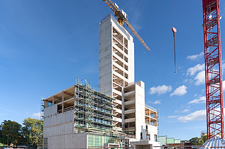 Photo of the assembly of the UmweltHaus in Nuremberg. You can see a wooden shell.