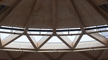 Foto der Las Arenas in Barcelona. Zu sehen ist die Holzkuppel mit Glaselementen von innen.