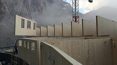 Foto der Holzbaumontage des Waltenberger Haus in Oberstdorf. LENO-BSP-Elemente.