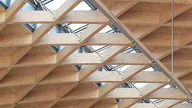 Detailed photo of the wooden roof construction of the Warnow Hansa exhibition hall in Rostock.