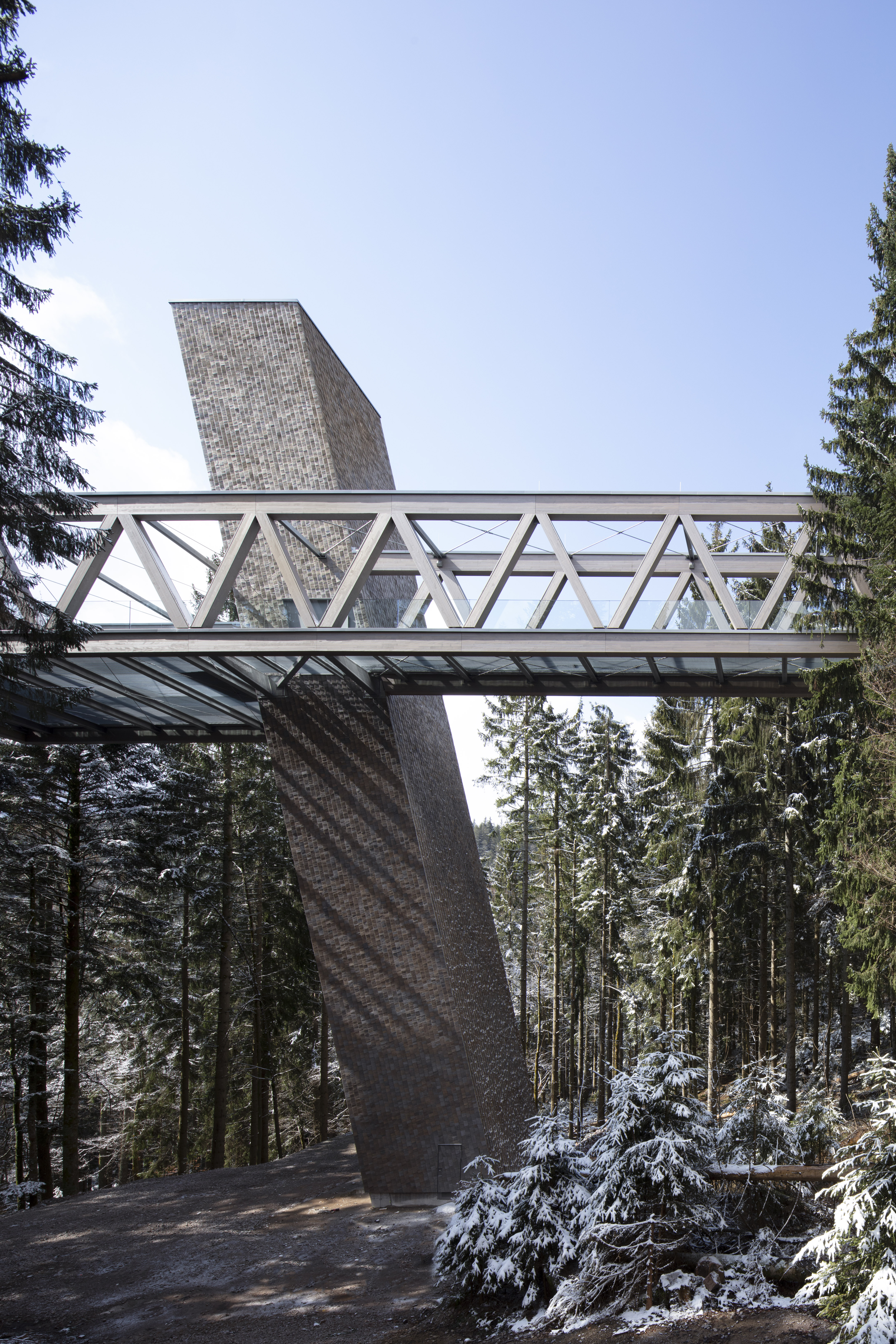  Foto des Besucher- und Informationszentrum in Ruhestein. Zu sehen ist der Skywalk.