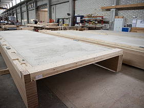 Foto eine liegenden Rippenelements in der Produktionshalle von ZÜBLIN Timber.