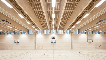 Photo of the sports hall of the high school in Diedorf. Timber construction inside the hall.