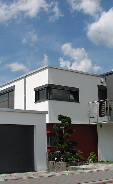 Residential building Idstein Photo of a cubic residential building made of wood with a plaster façade. LENO-BSP.