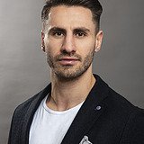 Foto eines jungen Mannes mit Dreitagebart, schwarzem Jackett und weißem Shirt Gabriel Petrus.