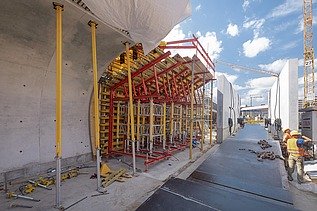 Photo of the Staatsgalerie station in Stuttgart. You can see concrete formwork on the construction site during the construction period.
