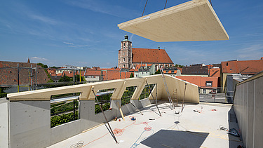 Foto der Montage von LENO-Brettsperrholzelementen. Aufstockung in Ingolstadt.