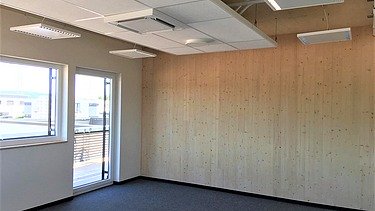 Foto des Verwaltungsgebäudes in Nalbach. Wände/Decken aus LENO-Brettsperrholz und HRB.