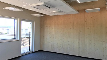 Photo of the administration building in Nalbach. Walls/ceilings made of LENO cross laminated timber and HRB.
