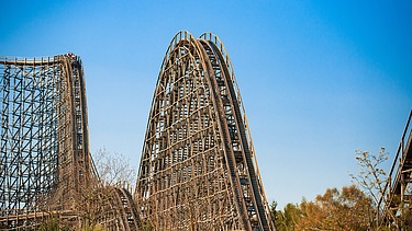 Foto der Holzachterbahn Colossos im Heide Park Resort Soltau. Zu sehen ist ein Teil der Achterbahn.