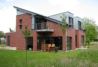 Apartment building Meerbusch Photo of a wooden house with clinker facade. LENO-BSP.