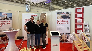 Picture of three people at the ZÜBLIN Timber stand at fitforJOB Augsburg