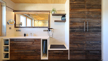 Foto eines Wohnhauses aus LENO-Brettsperrholz. Badezimmer mit vielen Holzoberflächen.