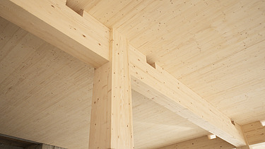 Rohbaufoto des Bürogebäudes von ZÜBLIN Timber. LENO-Brettsperrholzdecke, BSH-Stützen.