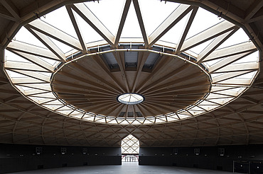 Foto der Las Arenas in Barcelona. Zu sehen ist die Holzkuppel mit Glaselementen von innen.