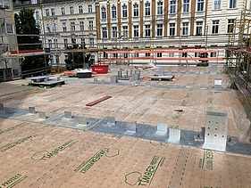 Foto der Holzbaumontage in der Stendaler Straße in Berlin. Man sieht LENO-Brettsperrholzelemente.