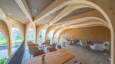 Foto des Innenraums des Weinhotels in Gengenbach. Auffälliges Kreuzganggewölbe aus LENO-BSP.