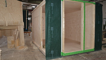 Foto eines Holzmodulelements des Yachtclub-Clubhauses in Prien am Chiemsee.