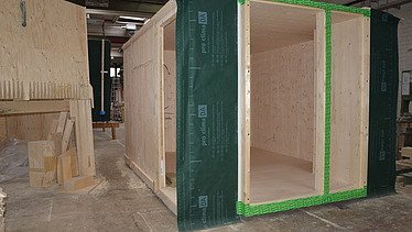 Foto eines Holzmodulelements des Yachtclub-Clubhauses in Prien am Chiemsee.
