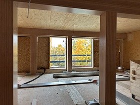 Baustellenfoto eines Innenraumes. Rohbau aus Brettsperrholz.