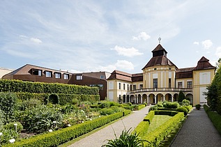 Foto mehrerer Gebäude, auch von einer Kirche und Aufstockung aus LENO-Brettsperrholz.