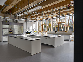 Foto eines Labor-Arbeitsraumes von JOWAT Haus der Technik.
