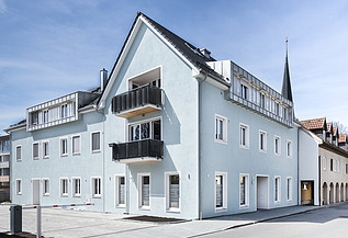 Foto eines Wohn- und Geschäftshauses aus Holz. LENO-BSP.