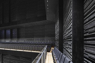 Photo of the interim venue Gasteig in Munich. You can see the black acoustic walls in the stage area.