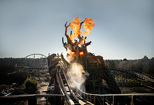 Colossos Holzachterbahn, Soltau Foto der Holzachterbahn Colossos im Heide Park Resort Soltau. Zu sehen ist feuerspeiender Holzdrache und ein Teil der Achterbahn.