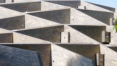 Foto eines Detailbildes der Holzkonstruktion des Serpentine Pavillons in London.