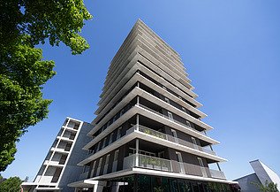 Hochhaus CARL, Pforzheim Foto des Hochhauses CARL aus Pforzheim. Man sieht ein Gebäude mit Holzfassade.