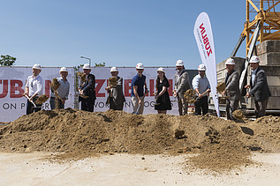 Foto von Personen beim Spatenstich des Büroneubaus T3 in Aichach.
