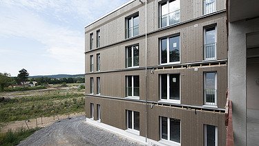 Außenansicht des Holz-Hybrid-Baus Quartier Hangweide in Kernen.
