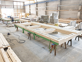 Foto eines LENO-ADD-Holzelements in der Produktionshalle von ZÜBLIN Timber.
